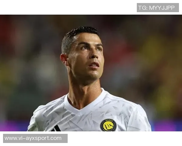 C罗赛后苦笑做偷窃手势引发热议新月锁定胜局让他倍感不满