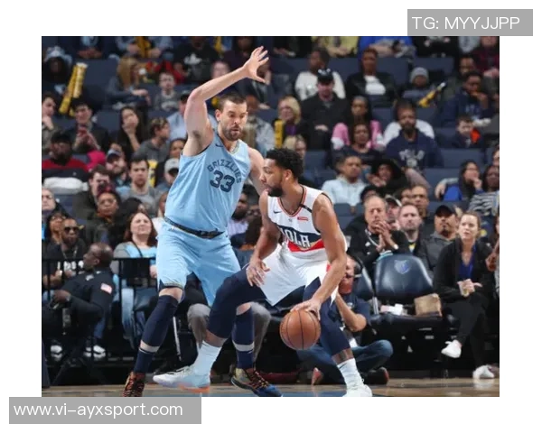 奥卡福进球瞬间意外出现沙滩球引发热刺球迷热议