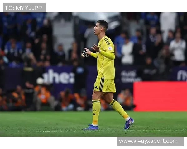 C罗赛后苦笑做偷窃手势引发热议新月锁定胜局让他倍感不满